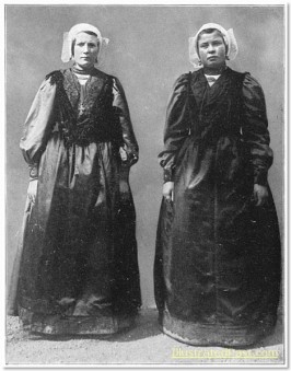 Two young women from Soest wearing square hats.