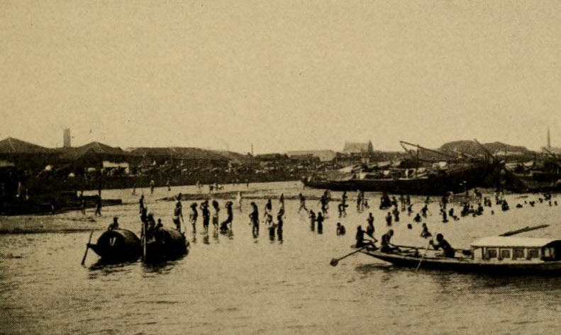 The Faithful by the Ganges