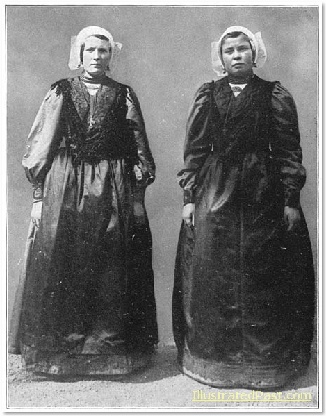 Two young women from Soest wearing square hats.