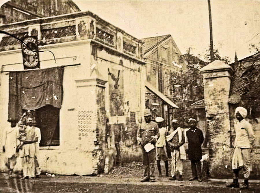 Officer and attendants marking the walls with circles to count the number of dead.